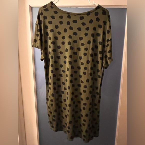 Olive/black soft long tshirt 🖤🫒 - Picture 3 of 4